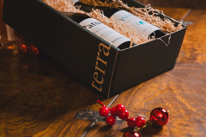Natale 2026: le confezioni regalo di Cantine Barsento, l’eccellenza dei vini dalla Puglia dei Trulli